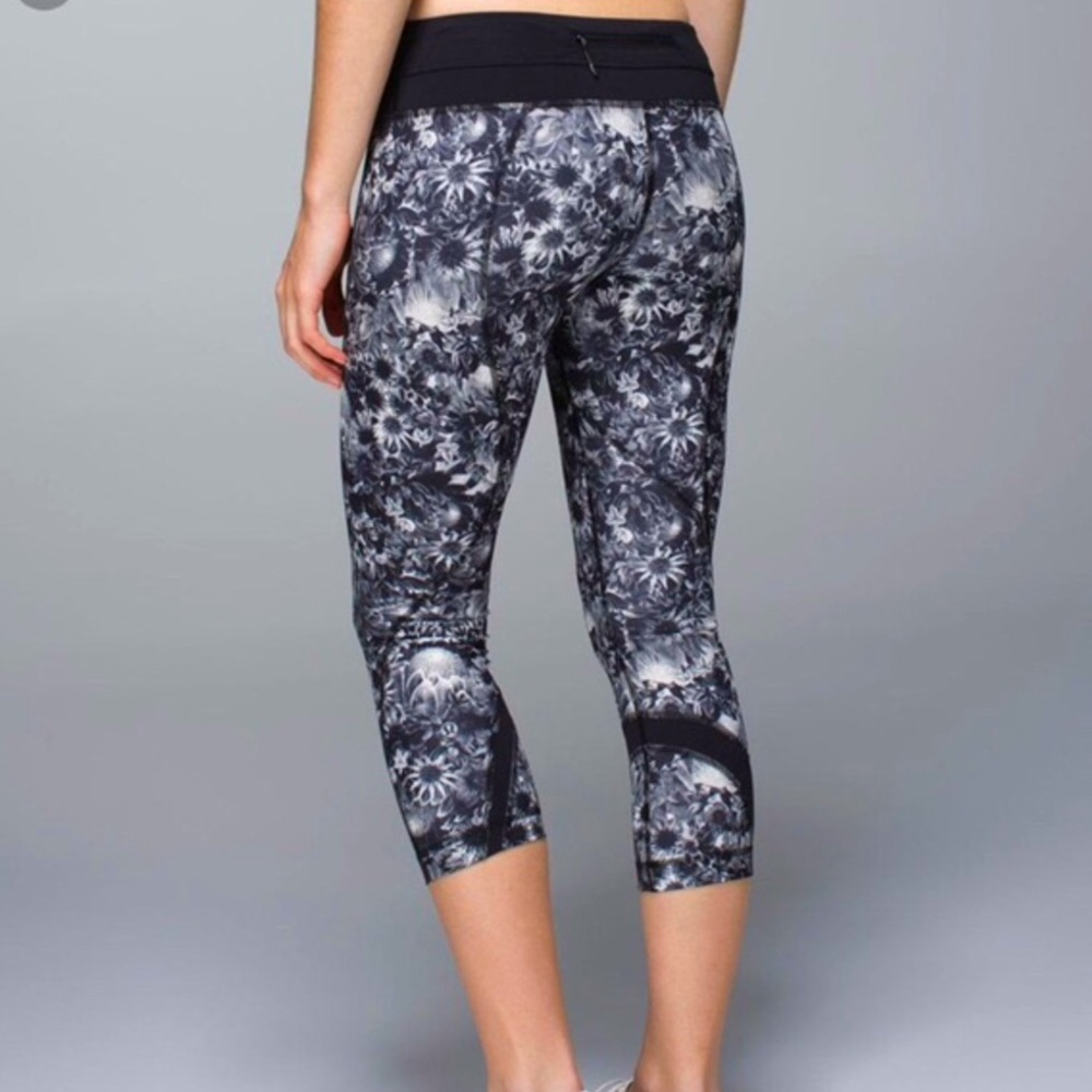 Lululemon run inspire II cropped b&w floral athletic exercise leggings size 4